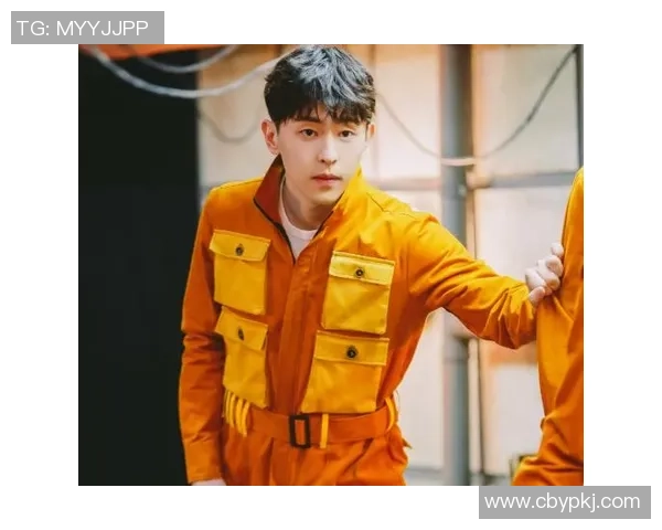 阳光下男孩紧抱心中偶像仿佛守护梦想般纯真动人的瞬间